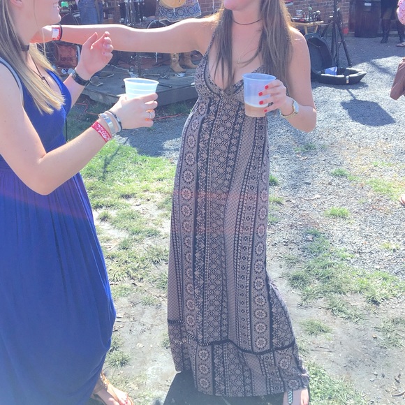 Hi, I’m Alexis. Like and leave a comment so I can check out your closet too! - Picture 3 of 12